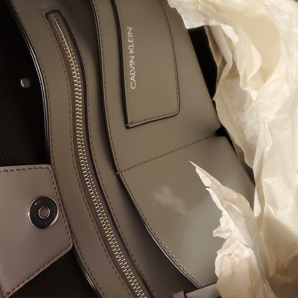 Calvin Klein Large purse brand new Gray with chain ⛓️ links - Picture 4 of 6